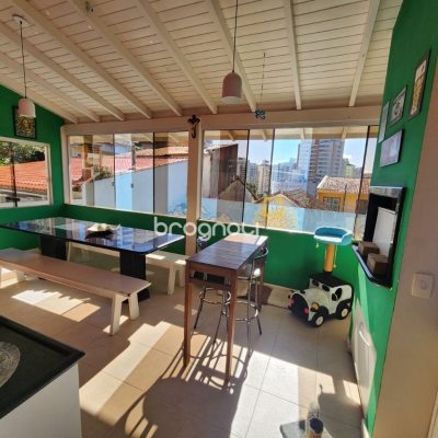 Casa com 204m², 4 quartos (sendo 1 suíte), 4 garagens, no bairro Agronômica em Florianópolis