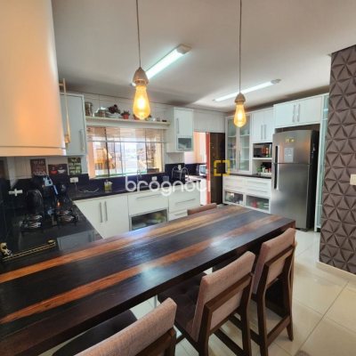 Casa com 204m², 4 quartos (sendo 1 suíte), 4 garagens, no bairro Agronômica em Florianópolis