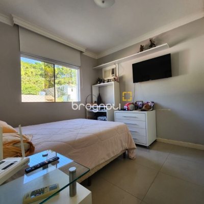Casa com 204m², 4 quartos (sendo 1 suíte), 4 garagens, no bairro Agronômica em Florianópolis