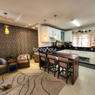 Casa com 204m², 4 quartos (sendo 1 suíte), 4 garagens, no bairro Agronômica em Florianópolis