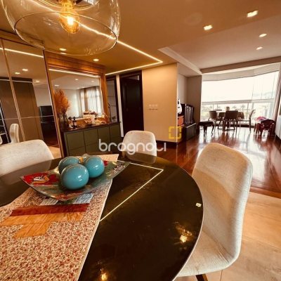 Apartamento com 170m², 2 quartos (sendo 1 suíte), 2 garagens, no bairro Balneário em Florianópolis