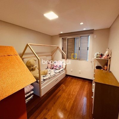Apartamento com 170m², 2 quartos (sendo 1 suíte), 2 garagens, no bairro Balneário em Florianópolis