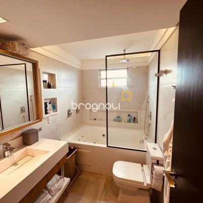 Apartamento com 170m², 2 quartos (sendo 1 suíte), 2 garagens, no bairro Balneário em Florianópolis
