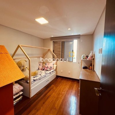 Apartamento com 170m², 2 quartos (sendo 1 suíte), 2 garagens, no bairro Balneário em Florianópolis