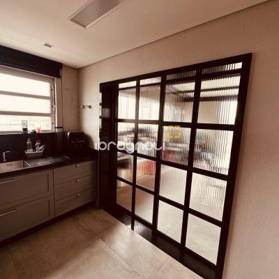 Apartamento com 170m², 2 quartos (sendo 1 suíte), 2 garagens, no bairro Balneário em Florianópolis