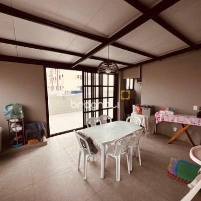 Apartamento com 170m², 2 quartos (sendo 1 suíte), 2 garagens, no bairro Balneário em Florianópolis