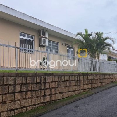 Casa com 315m², 5 quartos (sendo 3 suítes), 3 garagens, no bairro Capoeiras em Florianópolis