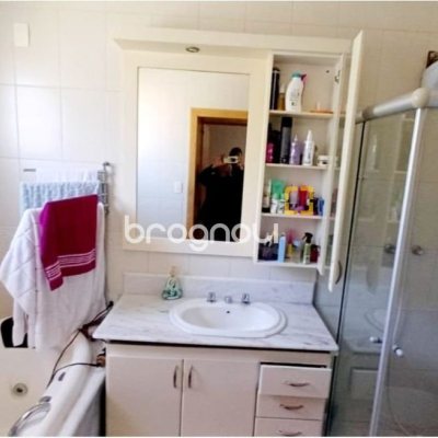 Casa com 315m², 5 quartos (sendo 3 suítes), 3 garagens, no bairro Capoeiras em Florianópolis