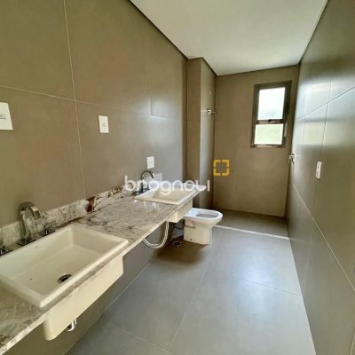 Apartamento com 178m², 3 quartos (sendo 3 suítes), 2 garagens, no bairro Cacupé em Florianópolis