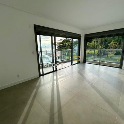 Apartamento com 178m², 3 quartos (sendo 3 suítes), 2 garagens, no bairro Cacupé em Florianópolis