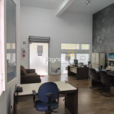 Sala com 77m², no bairro Centro em Florianópolis