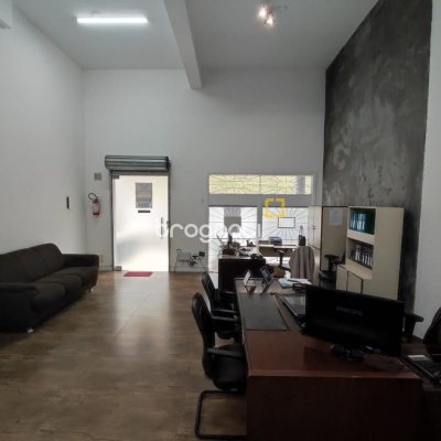 Sala com 77m², no bairro Centro em Florianópolis