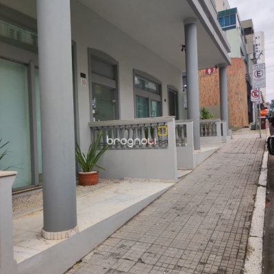 Sala com 77m², no bairro Centro em Florianópolis