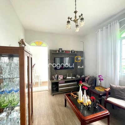 Casa com 584m², 6 quartos (sendo 1 suíte), no bairro Estreito em Florianópolis