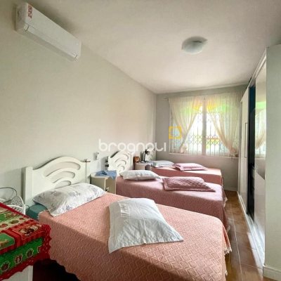 Casa com 584m², 6 quartos (sendo 1 suíte), no bairro Estreito em Florianópolis