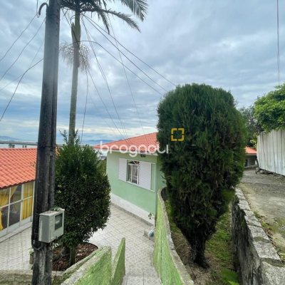 Casa com 584m², 6 quartos (sendo 1 suíte), no bairro Estreito em Florianópolis