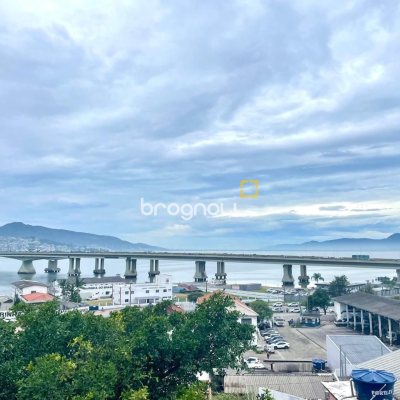 Casa com 584m², 6 quartos (sendo 1 suíte), no bairro Estreito em Florianópolis