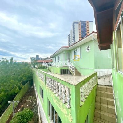 Casa com 584m², 6 quartos (sendo 1 suíte), no bairro Estreito em Florianópolis
