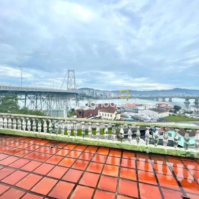 Casa com 584m², 6 quartos (sendo 1 suíte), no bairro Estreito em Florianópolis