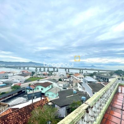 Casa com 584m², 6 quartos (sendo 1 suíte), no bairro Estreito em Florianópolis