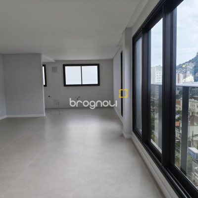 Apartamento com 113m², 3 quartos (sendo 1 suíte), 2 garagens, no bairro Centro em Florianópolis