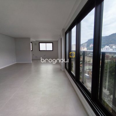 Apartamento com 113m², 3 quartos (sendo 1 suíte), 2 garagens, no bairro Centro em Florianópolis