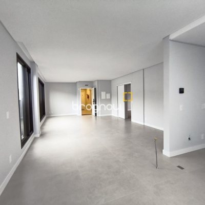 Apartamento com 113m², 3 quartos (sendo 1 suíte), 2 garagens, no bairro Centro em Florianópolis