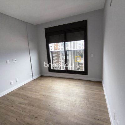 Apartamento com 113m², 3 quartos (sendo 1 suíte), 2 garagens, no bairro Centro em Florianópolis