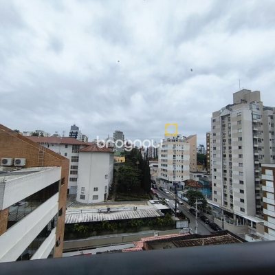 Apartamento com 113m², 3 quartos (sendo 1 suíte), 2 garagens, no bairro Centro em Florianópolis