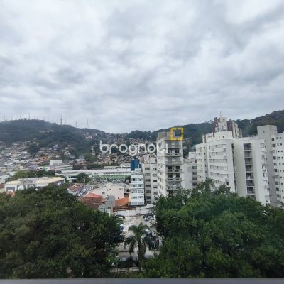 Apartamento com 113m², 3 quartos (sendo 1 suíte), 2 garagens, no bairro Centro em Florianópolis