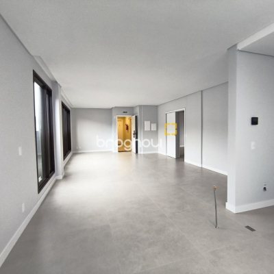 Apartamento com 113m², 3 quartos (sendo 1 suíte), 2 garagens, no bairro Centro em Florianópolis