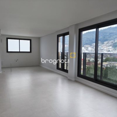 Apartamento com 113m², 3 quartos (sendo 1 suíte), 2 garagens, no bairro Centro em Florianópolis