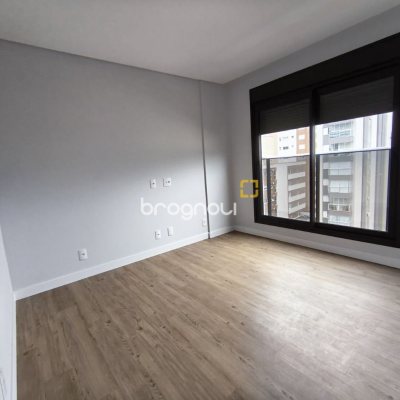 Apartamento com 113m², 3 quartos (sendo 1 suíte), 2 garagens, no bairro Centro em Florianópolis