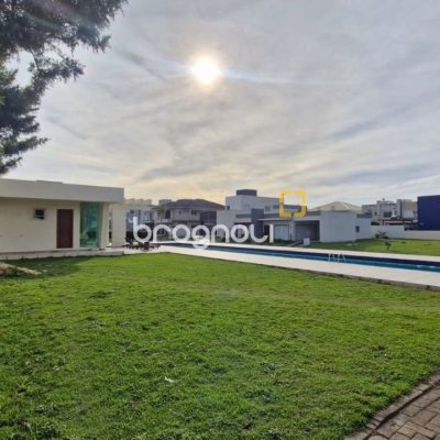 Casa de Condomínio com 214m², 3 quartos (sendo 1 suíte), 2 garagens, no bairro Ingleses em Florianópolis
