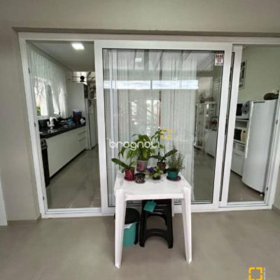 Casa com 141m², 3 quartos (sendo 3 suítes), 2 garagens, no bairro Ingleses em Florianópolis