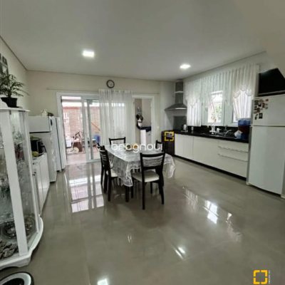 Casa com 141m², 3 quartos (sendo 3 suítes), 2 garagens, no bairro Ingleses em Florianópolis