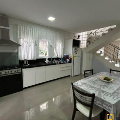 Casa com 141m², 3 quartos (sendo 3 suítes), 2 garagens, no bairro Ingleses em Florianópolis