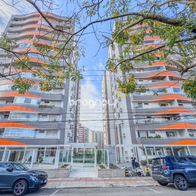 Apartamento com 113m², 3 quartos (sendo 1 suíte), 2 garagens, no bairro Centro em Florianópolis