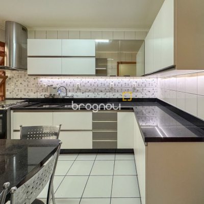 Apartamento com 113m², 3 quartos (sendo 1 suíte), 2 garagens, no bairro Centro em Florianópolis