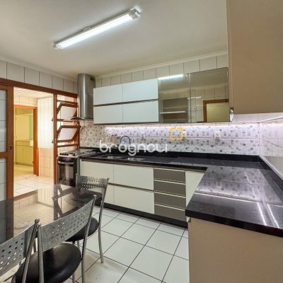 Apartamento com 113m², 3 quartos (sendo 1 suíte), 2 garagens, no bairro Centro em Florianópolis