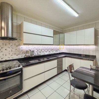 Apartamento com 113m², 3 quartos (sendo 1 suíte), 2 garagens, no bairro Centro em Florianópolis