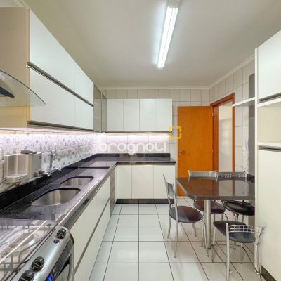 Apartamento com 113m², 3 quartos (sendo 1 suíte), 2 garagens, no bairro Centro em Florianópolis
