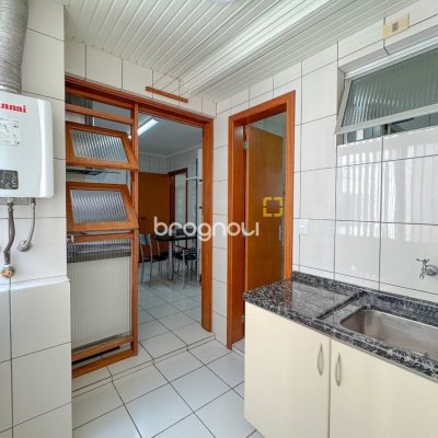 Apartamento com 113m², 3 quartos (sendo 1 suíte), 2 garagens, no bairro Centro em Florianópolis