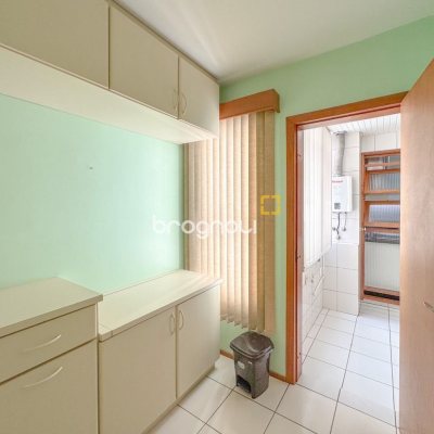 Apartamento com 113m², 3 quartos (sendo 1 suíte), 2 garagens, no bairro Centro em Florianópolis