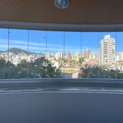 Apartamento com 113m², 3 quartos (sendo 1 suíte), 2 garagens, no bairro Centro em Florianópolis