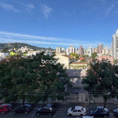 Apartamento com 113m², 3 quartos (sendo 1 suíte), 2 garagens, no bairro Centro em Florianópolis