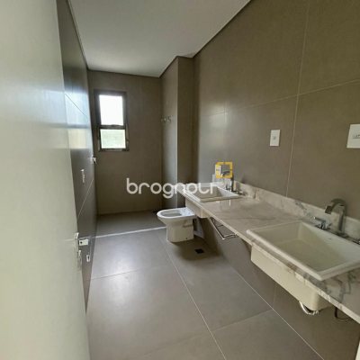 Apartamento com 165m², 3 quartos (sendo 3 suítes), 3 garagens, no bairro Cacupé em Florianópolis