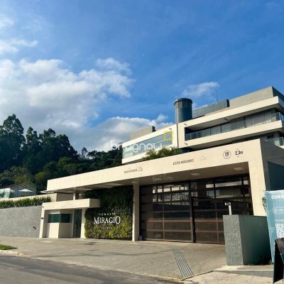 Cobertura com 167m², 3 quartos (sendo 3 suítes), 3 garagens, no bairro Cacupé em Florianópolis