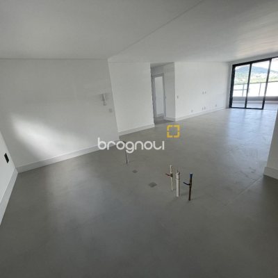 Apartamento com 162m², 3 quartos (sendo 3 suítes), 4 garagens, no bairro João Paulo em Florianópolis