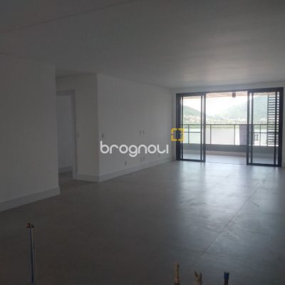Apartamento com 162m², 3 quartos (sendo 3 suítes), 4 garagens, no bairro João Paulo em Florianópolis